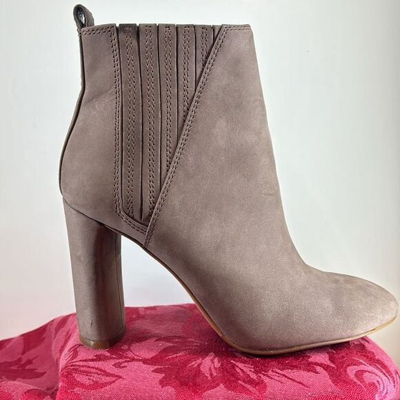 Vince Camuto Fateen Ankle Taupe Leather Booties 3 1/2” Heel Size 7 - Picture 11 of 16